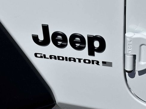 Used 2025 Jeep Gladiator Sport AWD/4WD image 11
