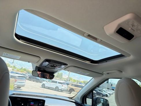 Used 2025 Kia Carnival SX w/ SX Dark Edition Package FWD image 29