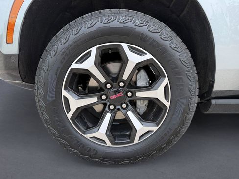Used 2025 GMC Yukon AT4 w/ AT4 Premium Package AWD/4WD image 12