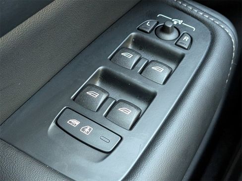 Certified 2023 Volvo XC60 B5 Ultimate w/ Climate Package image 27