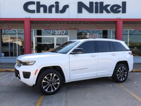 Used 2022 Jeep Grand Cherokee Overland w/ Luxury Tech Group IV AWD/4WD image 1