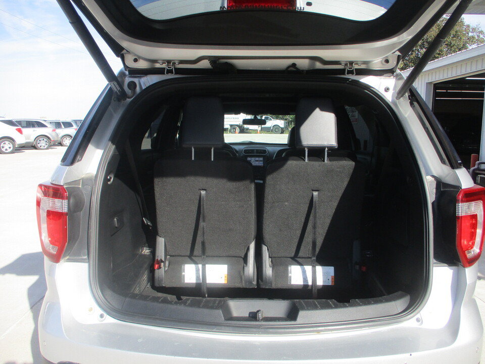 Used 2017 Ford Explorer XLT w/ Equipment Group 202A FWD image 6