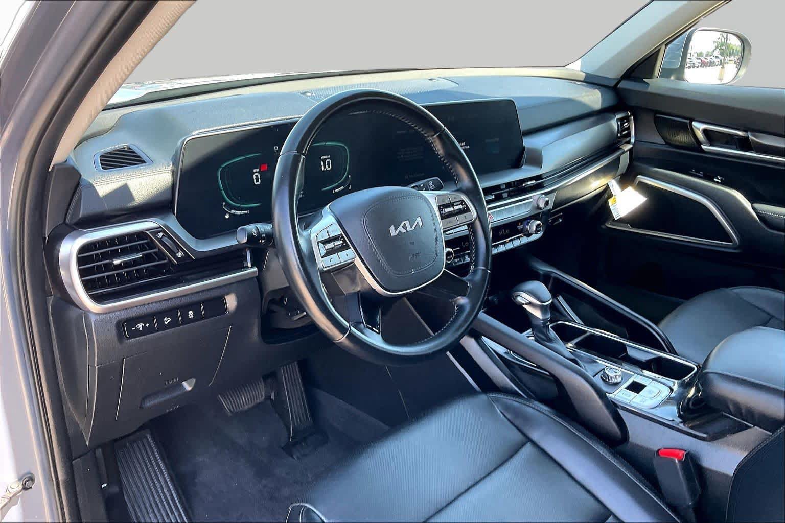 Used 2025 Kia Telluride LX FWD image 16