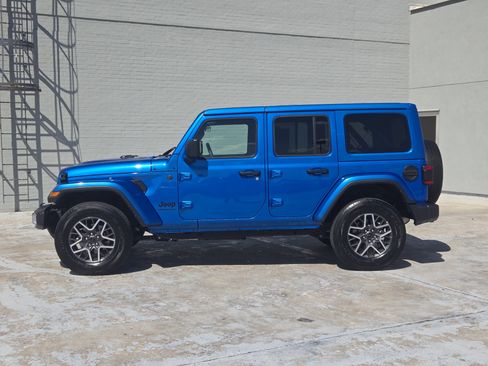 Used 2025 Jeep Wrangler Unlimited Sahara AWD/4WD image 5
