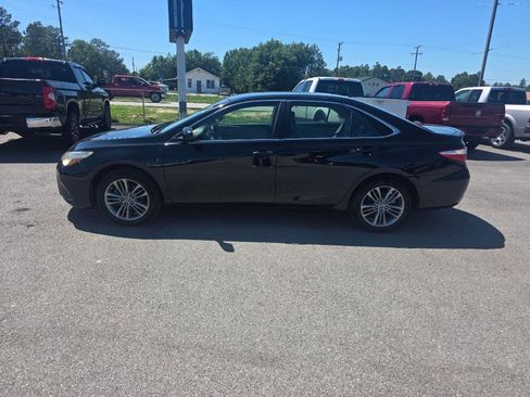 Used 2017 Toyota Camry SE FWD image 2