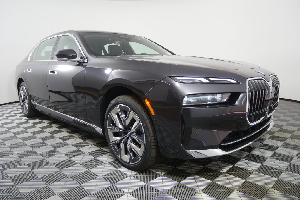 Used 2026 BMW i7 eDrive50 w/ Premium Package RWD image 7