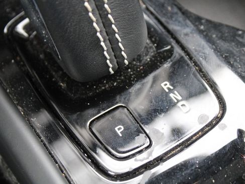 Used 2021 Volvo XC40 T5 R-Design image 36