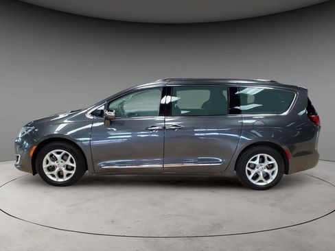 Used 2020 Chrysler Pacifica Limited FWD image 2