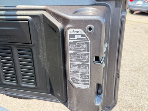 Used 2018 Jeep Wrangler Unlimited Sport S AWD/4WD image 36
