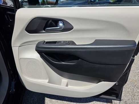 Certified 2024 Chrysler Pacifica Limited FWD image 24