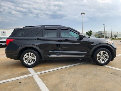 Used 2022 Ford Explorer XLT image 4