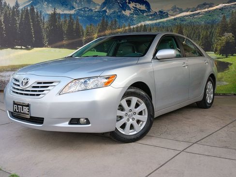 Used 2009 Toyota Camry XLE FWD image 1