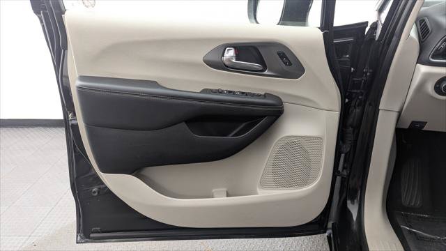 Used 2023 Chrysler Pacifica Touring-L FWD image 13