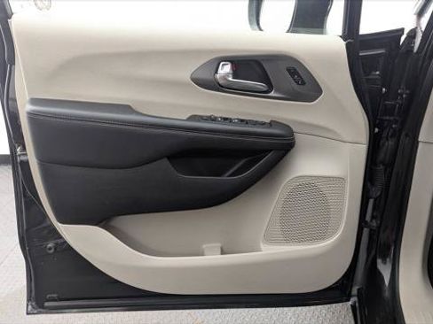 Used 2023 Chrysler Pacifica Touring-L FWD image 13