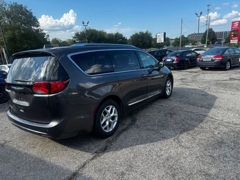 Used 2017 Chrysler Pacifica Touring-L Plus FWD image 5