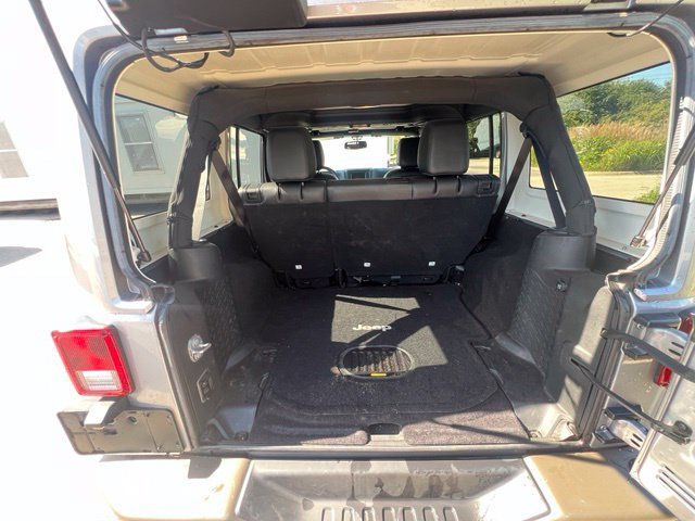 Used 2016 Jeep Wrangler Unlimited Sahara AWD/4WD image 18