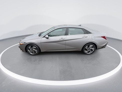 Used 2025 Hyundai Elantra SEL image 5