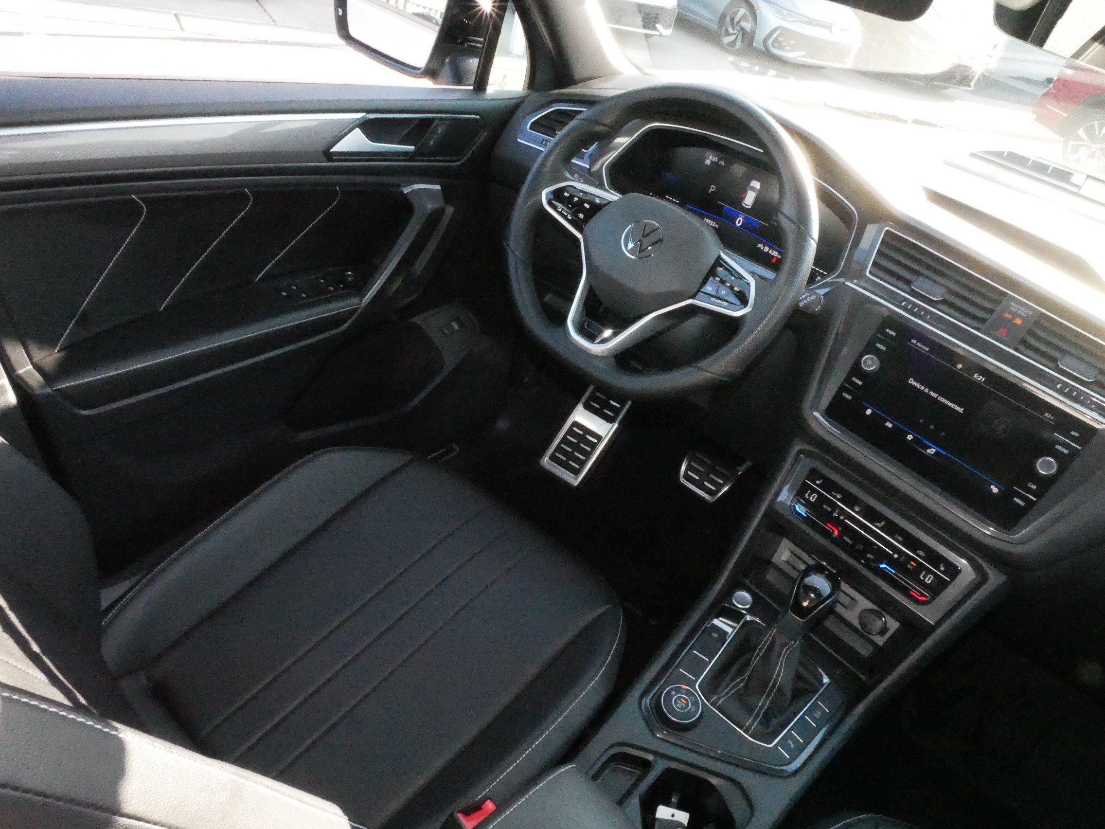 Certified 2024 Volkswagen Tiguan SE R-Line AWD/4WD image 9