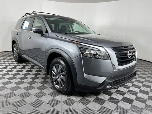 Used 2025 Nissan Pathfinder SV w/ SV Premium Package FWD image 3