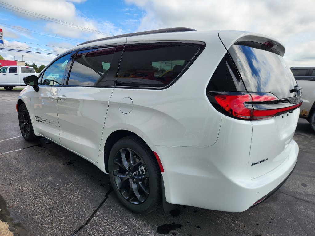 New 2027 Chrysler Pacifica Select FWD image 5