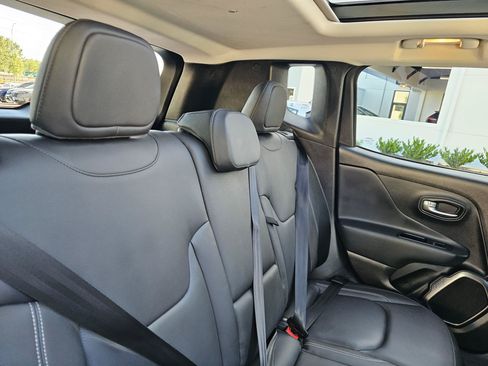 Used 2019 Jeep Renegade Limited w/ UConnect 8.4 Nav Group AWD/4WD image 12
