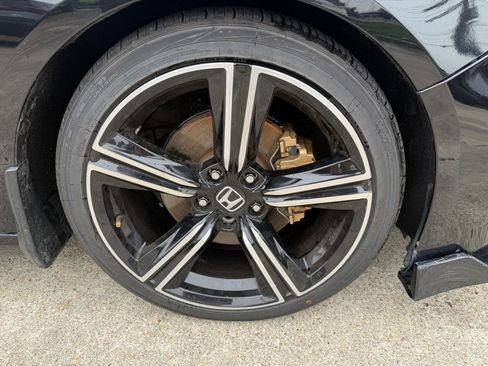 Used 2018 Honda Accord Touring image 10