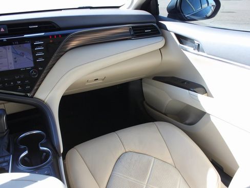 Used 2019 Toyota Camry XLE image 7
