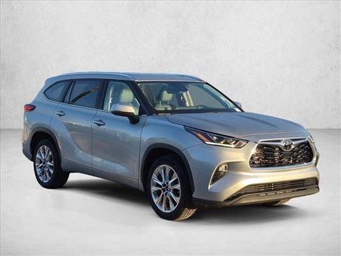 Used 2023 Toyota Highlander Limited FWD image 3