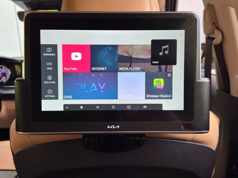 Used 2024 Kia Carnival EX image 31