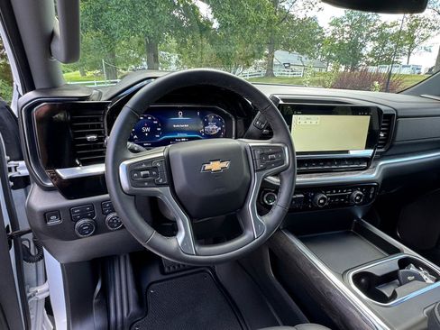 Used 2024 Chevrolet Silverado 2500 LTZ w/ LTZ Convenience Package AWD/4WD image 16