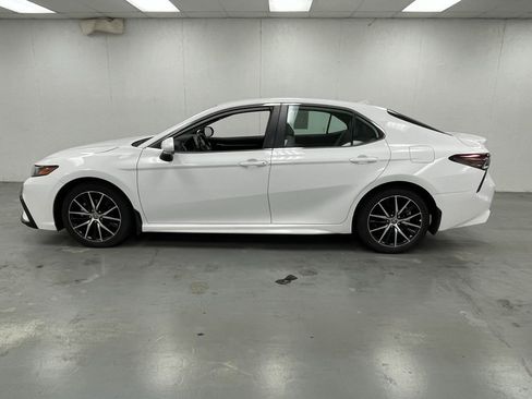 Used 2024 Toyota Camry SE image 2