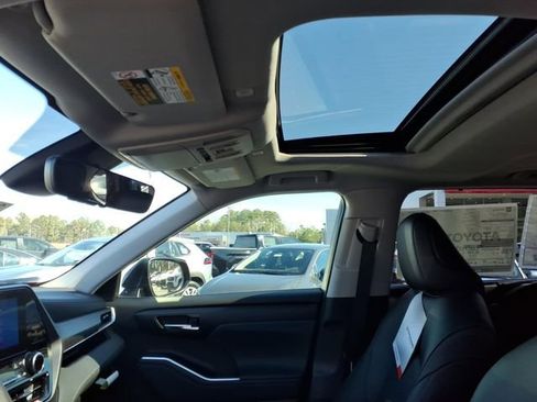 New 2026 Toyota Highlander XLE image 15