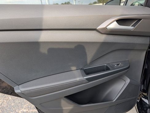 New 2026 Volkswagen Taos SE image 23