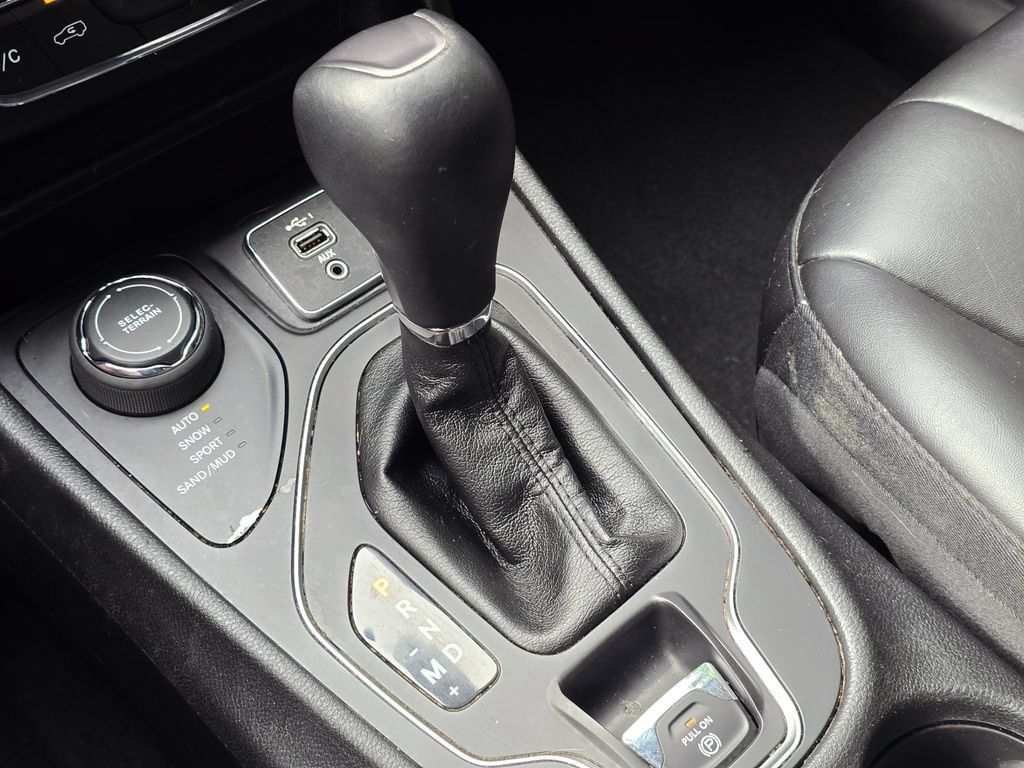 Used 2019 Jeep Cherokee Latitude Plus w/ Cold Weather Group AWD/4WD image 36