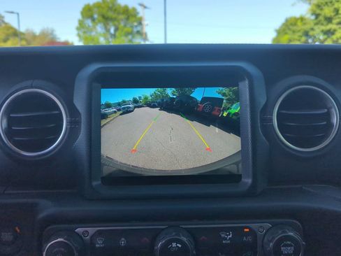 Used 2023 Jeep Wrangler Unlimited Sahara w/ Cold Weather Group AWD/4WD image 22