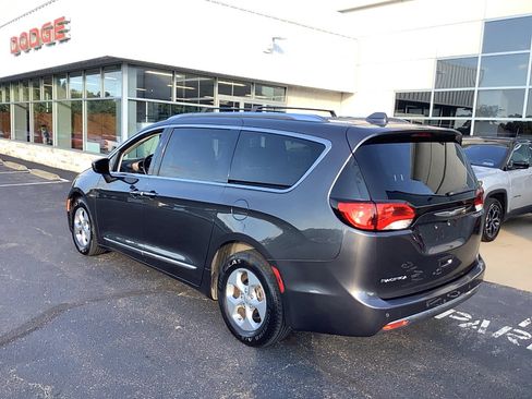 Used 2017 Chrysler Pacifica Touring-L Plus FWD image 6