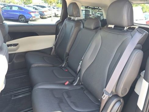 Used 2023 Kia Carnival EX FWD image 8