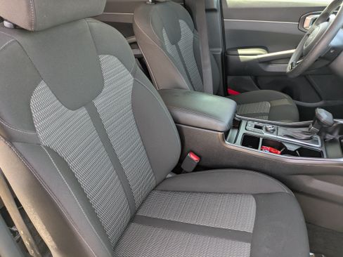 Certified 2025 Kia Sorento LX FWD image 11