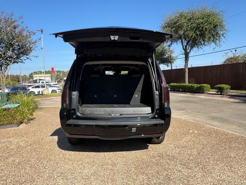 Used 2018 Cadillac Escalade Luxury image 13