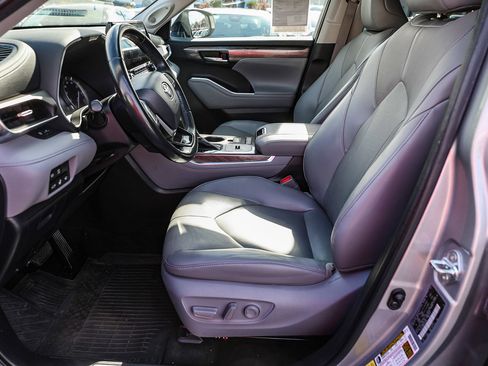 Used 2022 Toyota Highlander Limited image 16