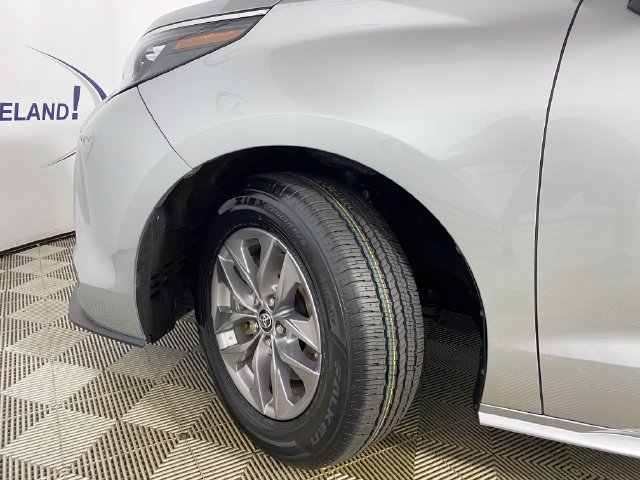 Used 2025 Toyota Sienna XLE FWD image 26