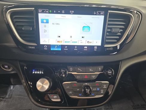 Used 2025 Chrysler Pacifica Select FWD image 22