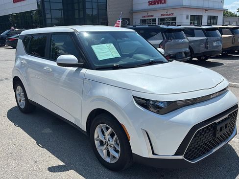 Used 2025 Kia Soul LX FWD image 1