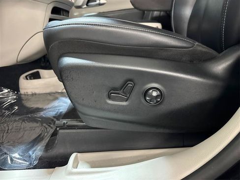 Used 2024 Chrysler Pacifica Touring-L FWD image 18