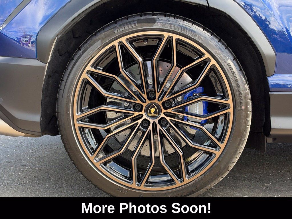 Used 2025 Lamborghini Urus SE AWD/4WD image 14