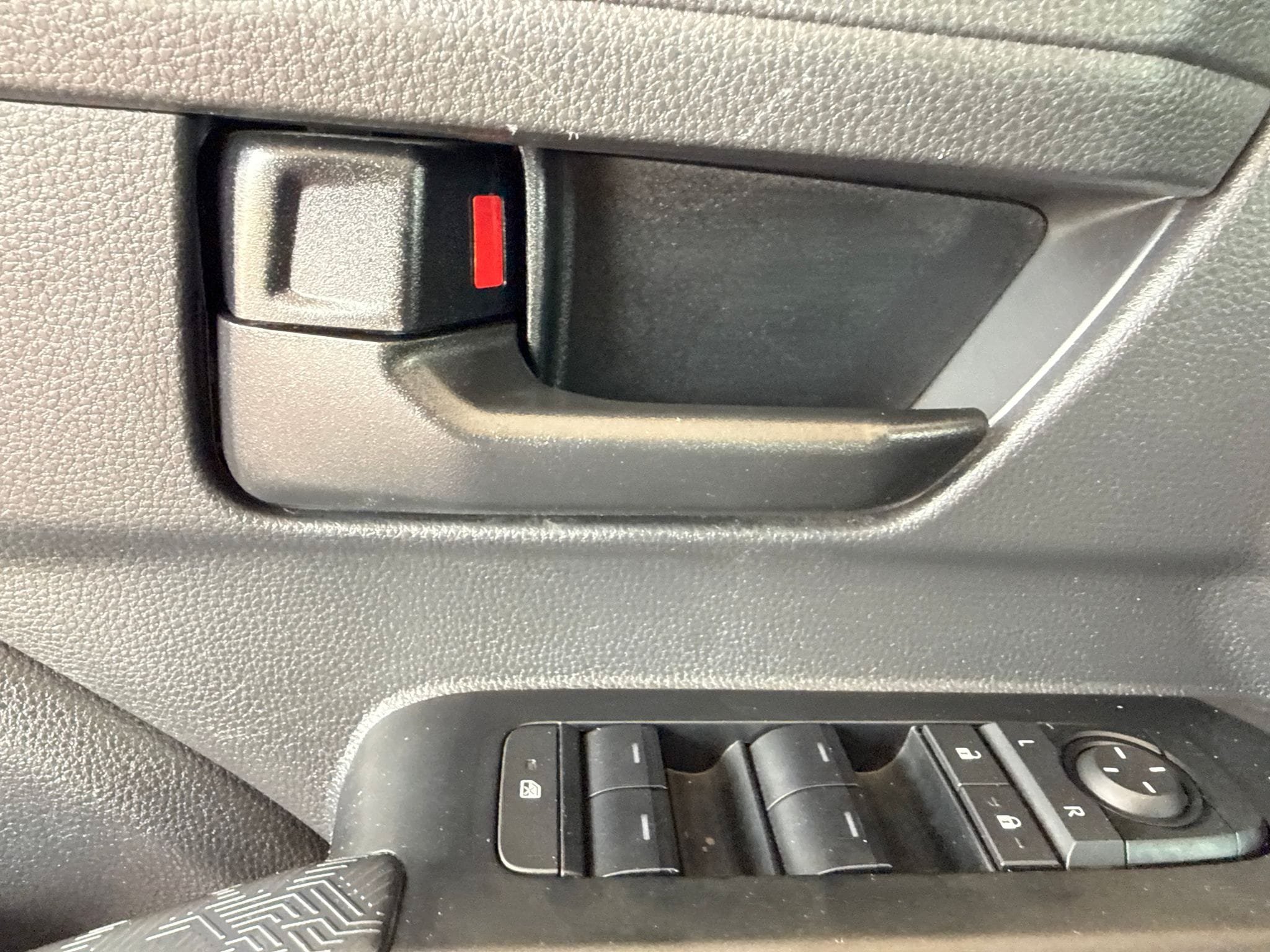 Used 2025 Toyota Tacoma SR5 AWD/4WD image 15
