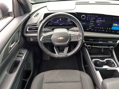 Used 2025 Chevrolet Traverse LT FWD image 15