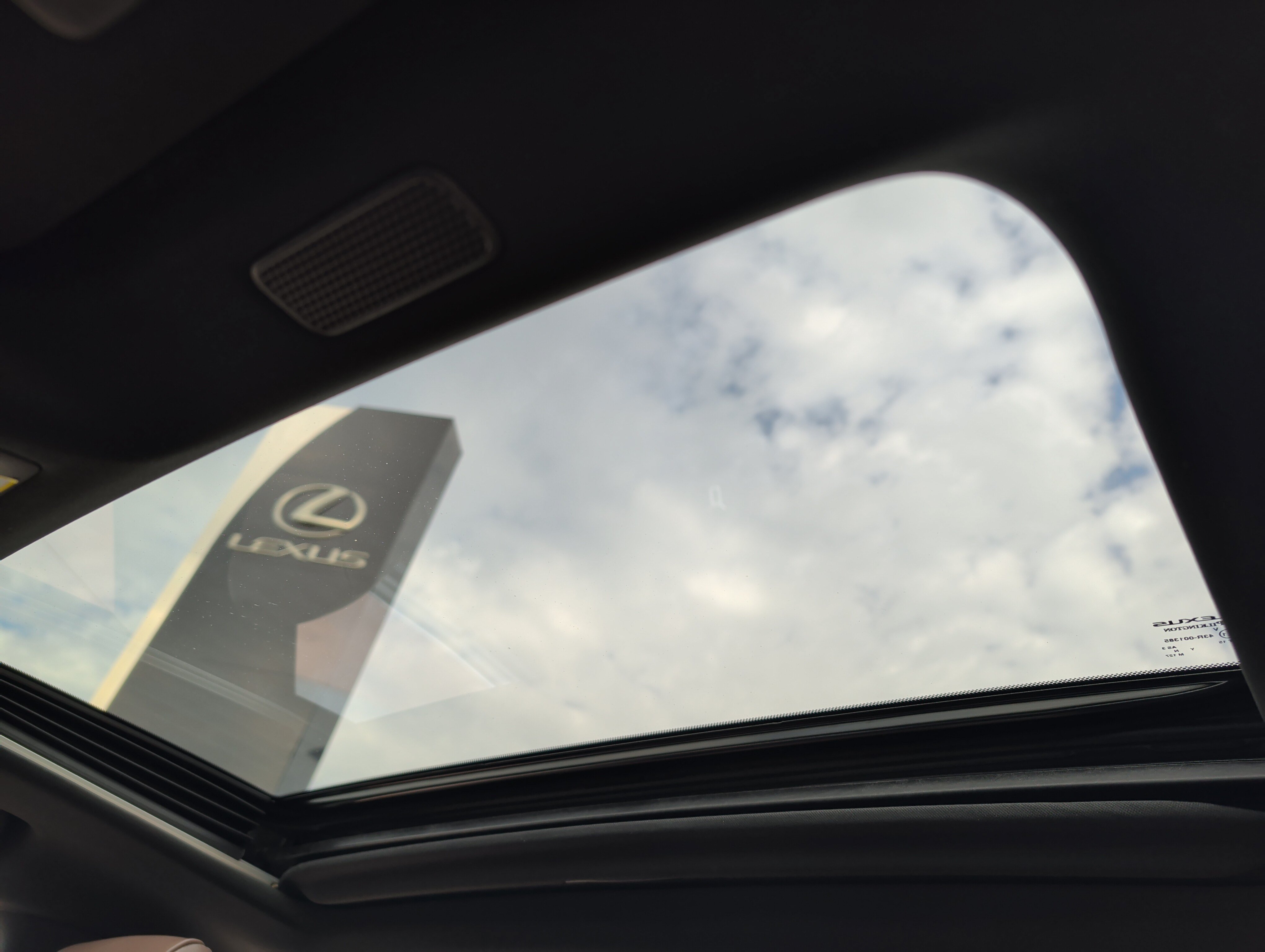 Used 2025 Lexus ES 300h Ultra Luxury w/ Accessory Package (Z1) FWD image 23