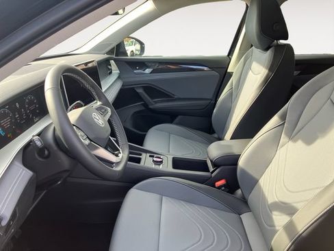 Used 2026 Volkswagen Tiguan SE w/ Panoramic Sunroof Package AWD/4WD image 10