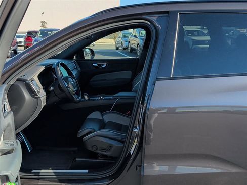 Used 2022 Volvo XC60 B5 R-Design w/ Advanced Package image 9